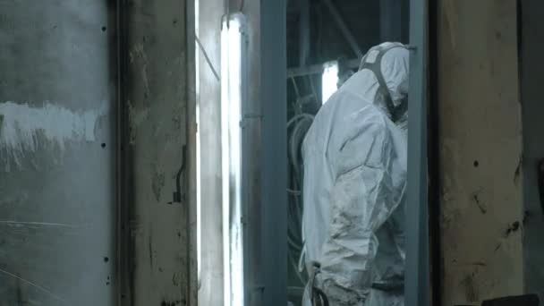 O processo de pintura de espaços em branco de metal, a produção de portas metálicas — Vídeo de Stock