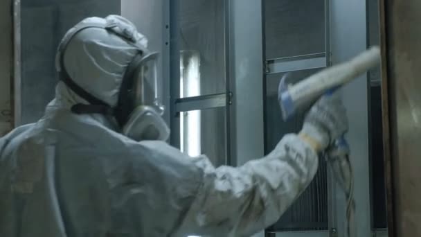 O processo de pintura de espaços em branco de metal, a produção de portas metálicas — Vídeo de Stock