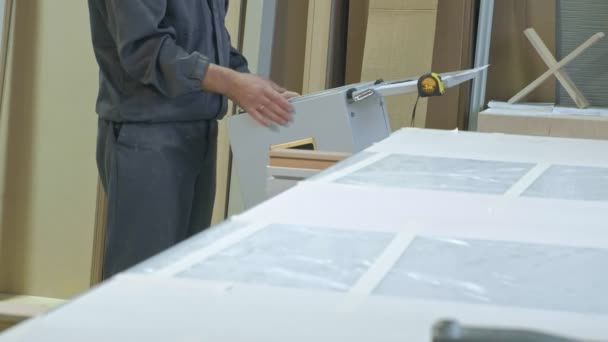 Werken voor de freesmachine, bereidt houten blanks voor de deur, de productie van dorp binnendeuren — Stockvideo