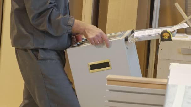 Trabajo de la fresadora, prepara espacios en blanco de madera para la puerta, la producción de puertas interiores del pueblo — Vídeos de Stock