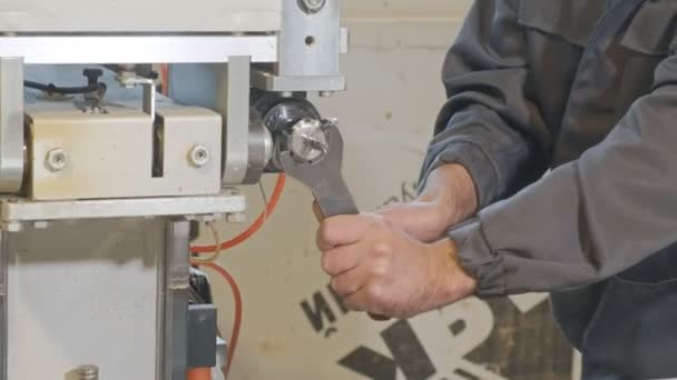 ミリング マシンの仕事、村内装ドアの生産、ドアの木製のブランクを準備 — ストック動画