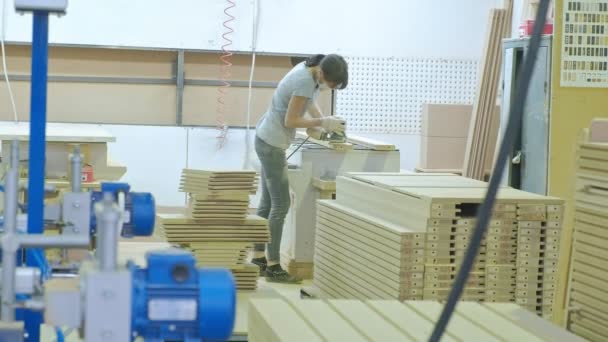 Le processus de meulage des ébauches en bois, la production de portes en bois — Video