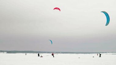 Cheboksary, Rusya Federasyonu - 31 Aralık 2018: snowkiting sporcular üzerinde nehir Noel Baba kostümleri kışın yolculuğu