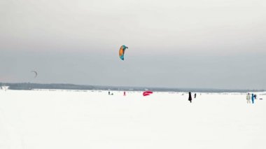 Cheboksary, Rusya Federasyonu - 31 Aralık 2018: snowkiting sporcular üzerinde nehir Noel Baba kostümleri kışın yolculuğu