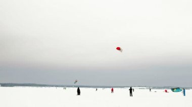 Cheboksary, Rusya Federasyonu - 31 Aralık 2018: snowkiting sporcular üzerinde nehir Noel Baba kostümleri kışın yolculuğu