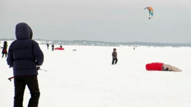 Cheboksary, Rusya Federasyonu - 31 Aralık 2018: Snowkiting atlet paraşüt gökyüzünde kışın yükseltir.