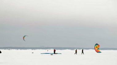 Cheboksary, Rusya Federasyonu - 31 Aralık 2018: snowkiting sporcular üzerinde nehir Noel Baba kostümleri kışın yolculuğu