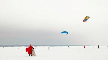 Cheboksary, Rusya Federasyonu - 31 Aralık 2018: snowkiting sporcular üzerinde nehir Noel Baba kostümleri kışın yolculuğu