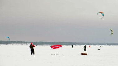Cheboksary, Rusya Federasyonu - 31 Aralık 2018: snowkiting sporcular üzerinde nehir Noel Baba kostümleri kışın yolculuğu