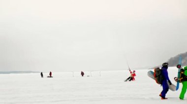 Cheboksary, Rusya Federasyonu - 31 Aralık 2018: snowkiting sporcular üzerinde nehir Noel Baba kostümleri kışın yolculuğu