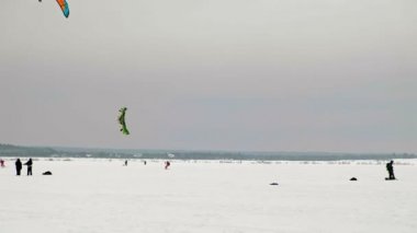 Cheboksary, Rusya Federasyonu - 31 Aralık 2018: snowkiting sporcular üzerinde nehir Noel Baba kostümleri kışın yolculuğu