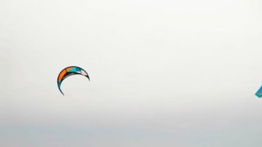 Cheboksary, Rusya Federasyonu - 31 Aralık 2018: snowkiting sporcular üzerinde nehir Noel Baba kostümleri kışın yolculuğu