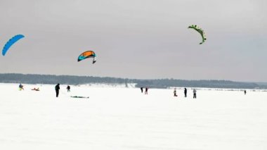 Cheboksary, Rusya Federasyonu - 31 Aralık 2018: snowkiting sporcular üzerinde nehir Noel Baba kostümleri kışın yolculuğu