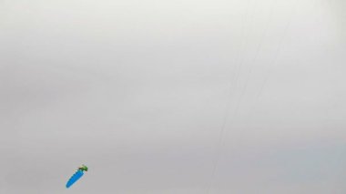 Cheboksary, Rusya Federasyonu - 31 Aralık 2018: snowkiting sporcular üzerinde nehir Noel Baba kostümleri kışın yolculuğu