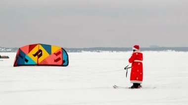 Cheboksary, Rusya Federasyonu - 31 Aralık 2018: Snowkiting atlet, ile bir takım elbise Santa Clauss, kışın paraşüt gökyüzüne doğru kaldırdı