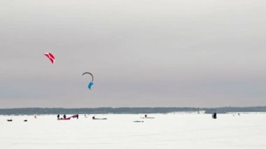Cheboksary, Rusya Federasyonu - 31 Aralık 2018: snowkiting sporcular üzerinde nehir Noel Baba kostümleri kışın yolculuğu