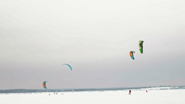 Cheboksary, Rusya Federasyonu - 31 Aralık 2018: snowkiting sporcular üzerinde nehir Noel Baba kostümleri kışın yolculuğu