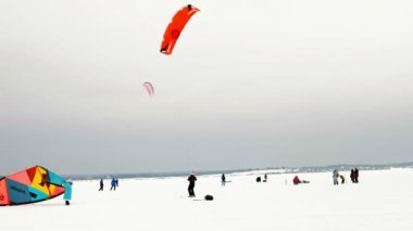 Cheboksary, Rusya Federasyonu - 31 Aralık 2018: snowkiting sporcular üzerinde nehir Noel Baba kostümleri kışın yolculuğu