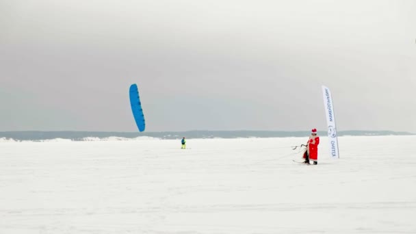 ЧЕБОКСАРИЯ, РОССИЯ - 31 ДЕКАБРЯ 2018 года: Сноубордисты ездят по реке в костюмах Санта-Клауса зимой — стоковое видео