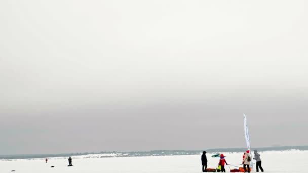 スノーカイト選手に冬 にサンタ クロースの衣装で川に乗るチェボクサル ロシア 2018 — ストック動画