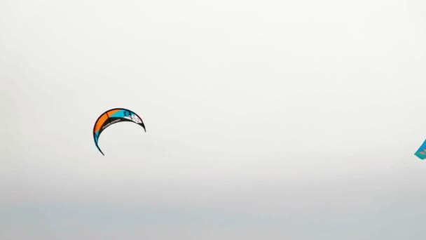 Чебоксари, Росія - 31 грудня 2018: snowkiting спортсменів човном по річці в Санта-Клауса костюми взимку — стокове відео