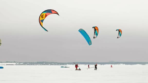 CHEBOKSARY, RUSIA - 31 DE DICIEMBRE DE 2018: Los atletas de snowkiting cabalgan en el río en trajes de Papá Noel en invierno — Vídeo de stock