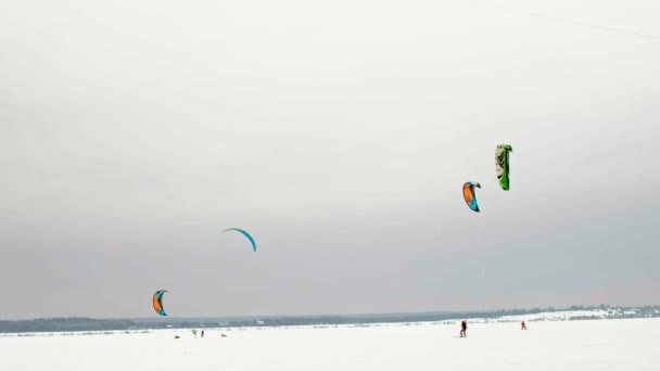 CHEBOKSARY, RUSIA - 31 DE DICIEMBRE DE 2018: Los atletas de snowkiting cabalgan en el río en trajes de Papá Noel en invierno — Vídeos de Stock