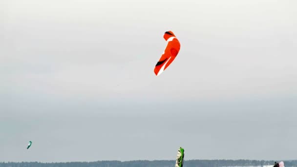 CHEBOKSARY, RÚSSIA - DEZEMBRO 31, 2018: snowkiting atletas passeio no rio em trajes de Papai Noel no inverno — Vídeo de Stock