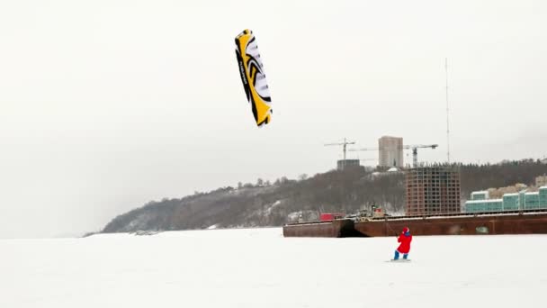 CHEBOKSARY, RUSIA - 31 DE DICIEMBRE DE 2018: Los atletas de snowkiting cabalgan en el río en trajes de Papá Noel en invierno — Vídeo de stock