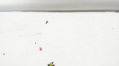 Cheboksary, Rusya Federasyonu - 31 Aralık 2018: Sporcular snowkiting Nehri üzerinde kış Ride Noel Baba kostümleri bir quadrocopter üzerinden hava fotoğrafçılığı dahil