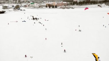 Cheboksary, Rusya Federasyonu - 31 Aralık 2018: Sporcular snowkiting Nehri üzerinde kış Ride Noel Baba kostümleri bir quadrocopter üzerinden hava fotoğrafçılığı dahil