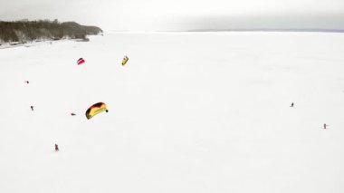 Cheboksary, Rusya Federasyonu - 31 Aralık 2018: Sporcular snowkiting Nehri üzerinde kış Ride Noel Baba kostümleri bir quadrocopter üzerinden hava fotoğrafçılığı dahil