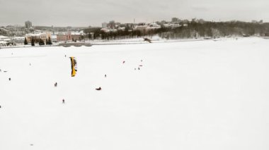 Cheboksary, Rusya Federasyonu - 31 Aralık 2018: Sporcular snowkiting Nehri üzerinde kış Ride Noel Baba kostümleri bir quadrocopter üzerinden hava fotoğrafçılığı dahil
