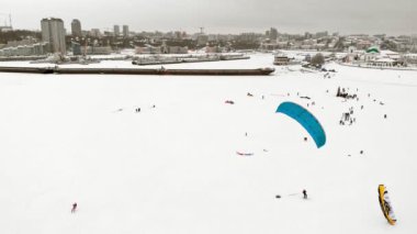 Cheboksary, Rusya Federasyonu - 31 Aralık 2018: Sporcular snowkiting Nehri üzerinde kış Ride Noel Baba kostümleri bir quadrocopter üzerinden hava fotoğrafçılığı dahil