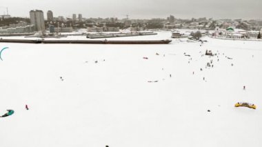 Cheboksary, Rusya Federasyonu - 31 Aralık 2018: Sporcular snowkiting Nehri üzerinde kış Ride Noel Baba kostümleri bir quadrocopter üzerinden hava fotoğrafçılığı dahil