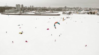 Cheboksary, Rusya Federasyonu - 31 Aralık 2018: Sporcular snowkiting Nehri üzerinde kış Ride Noel Baba kostümleri bir quadrocopter üzerinden hava fotoğrafçılığı dahil