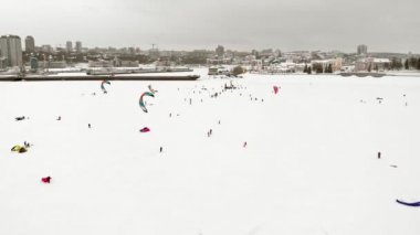 Cheboksary, Rusya Federasyonu - 31 Aralık 2018: Sporcular snowkiting Nehri üzerinde kış Ride Noel Baba kostümleri bir quadrocopter üzerinden hava fotoğrafçılığı dahil