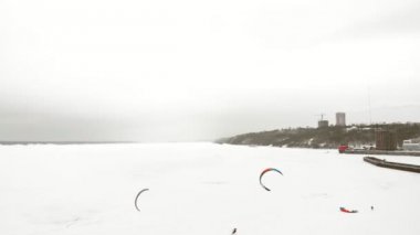 Cheboksary, Rusya Federasyonu - 31 Aralık 2018: Sporcular snowkiting Nehri üzerinde kış Ride Noel Baba kostümleri bir quadrocopter üzerinden hava fotoğrafçılığı dahil