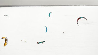 Cheboksary, Rusya Federasyonu - 31 Aralık 2018: Sporcular snowkiting Nehri üzerinde kış Ride Noel Baba kostümleri bir quadrocopter üzerinden hava fotoğrafçılığı dahil