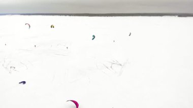 Cheboksary, Rusya Federasyonu - 31 Aralık 2018: Sporcular snowkiting Nehri üzerinde kış Ride Noel Baba kostümleri bir quadrocopter üzerinden hava fotoğrafçılığı dahil