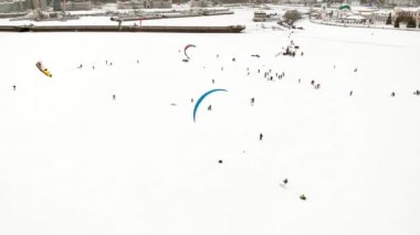 Cheboksary, Rusya Federasyonu - 31 Aralık 2018: Sporcular snowkiting Nehri üzerinde kış Ride Noel Baba kostümleri bir quadrocopter üzerinden hava fotoğrafçılığı dahil