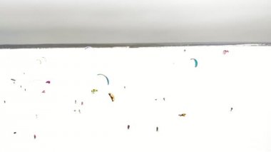 Cheboksary, Rusya Federasyonu - 31 Aralık 2018: Sporcular snowkiting Nehri üzerinde kış Ride Noel Baba kostümleri bir quadrocopter 4 k üzerinden hava fotoğrafçılığı dahil