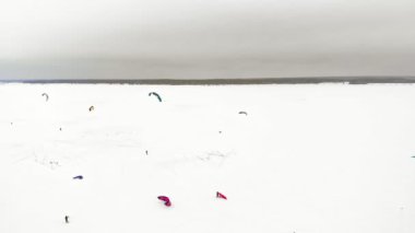 Cheboksary, Rusya Federasyonu - 31 Aralık 2018: Sporcular snowkiting Nehri üzerinde kış Ride Noel Baba kostümleri bir quadrocopter üzerinden hava fotoğrafçılığı dahil