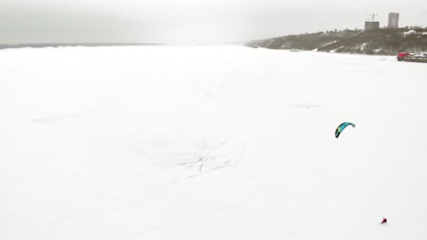 CHEBOKSARY, RÚSSIA - DEZEMBRO 31, 2018: Atletas envolvidos em snowkiting, no passeio de inverno no rio nos trajes do Papai Noel, fotografia aérea de um quadricóptero — Vídeo de Stock