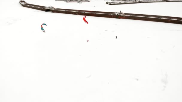 Чебоксари, Росія - 31 грудня 2018 роки: Спортсмени беруть участь у snowkiting, зима їзду на річці в костюмах Діда Мороза, Аерофотозйомка від на quadrocopter — стокове відео