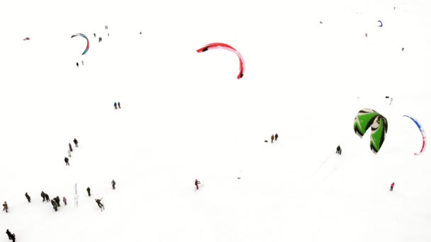 Чебоксари, Росія - 31 грудня 2018 роки: Спортсмени беруть участь у snowkiting, зима їзду на річці в костюмах Діда Мороза, Аерофотозйомка від на quadrocopter — стокове відео