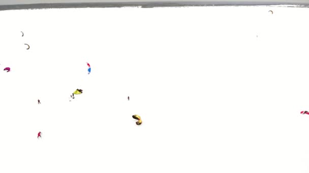 Cheboksary, Oroszország - December 31, 2018: Sportolók részt snowkiting, a téli ride a folyó a jelmezek a Mikulás, a légi fényképezés, az egy quadrocopter — Stock videók