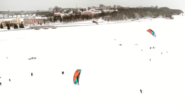 Cheboksary, Federacja Rosyjska - 31 grudnia 2018 r.: Sportowców zajmujących snowkiting, w Jazda zimą na rzece w stroje Mikołaja, fotografia lotnicza z drona — Wideo stockowe