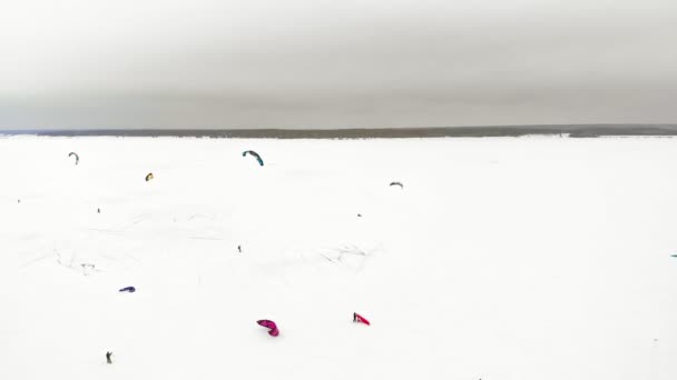 체복사리, 러시아-2018 년 12 월 31 일: 선수 관련 산타 클로스의 의상에서 강에 겨울 타고 snowkiting에는 quadrocopter에서 항공 사진 — 비디오