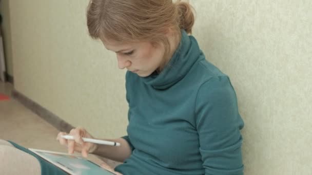 Tekening op de Tablet PC — Stockvideo